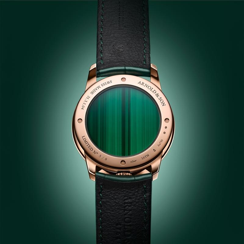 孔雀石延伸至後底蓋與錶盤呼應。（SHH提供）