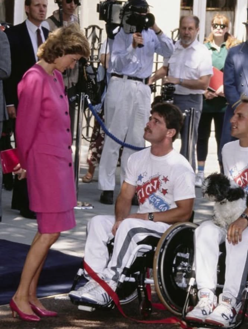 黛安娜王妃的公益形象深植人心。(翻攝自IG)