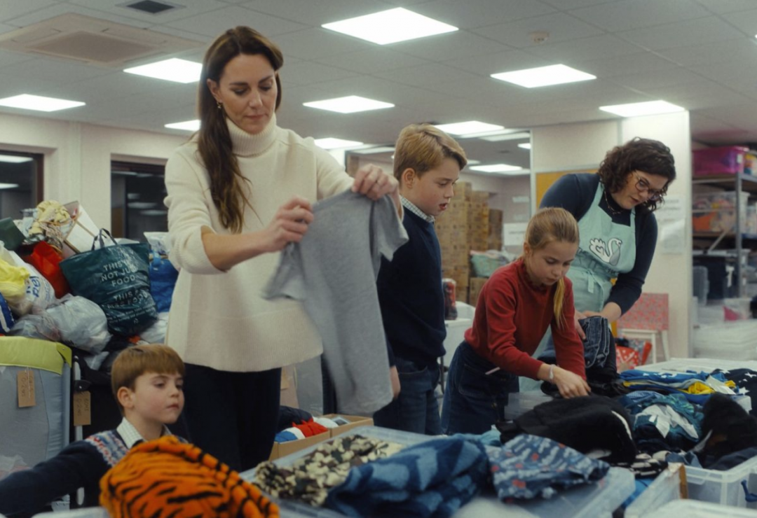 凱特王妃帶著孩子們當志工。(翻攝自IG)