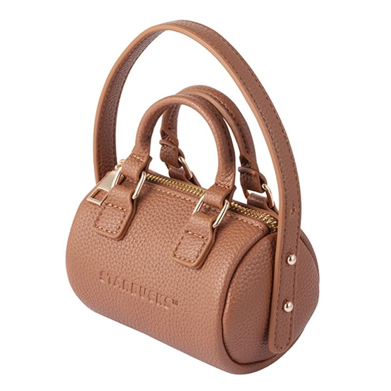 棕皮革圓筒迷你包，600元。（Starbucks提供）