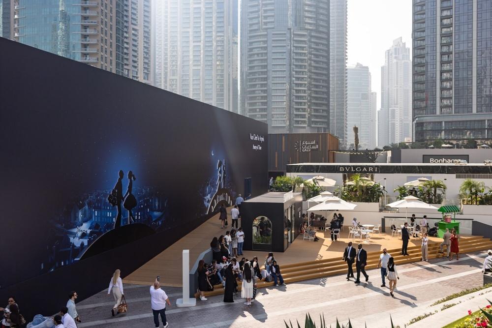 第7屆杜拜鐘錶週選在哈裏發塔旁的Burj Park廣場舉行，賞錶之餘亦可欣賞城市綠洲美景。（彭博社）