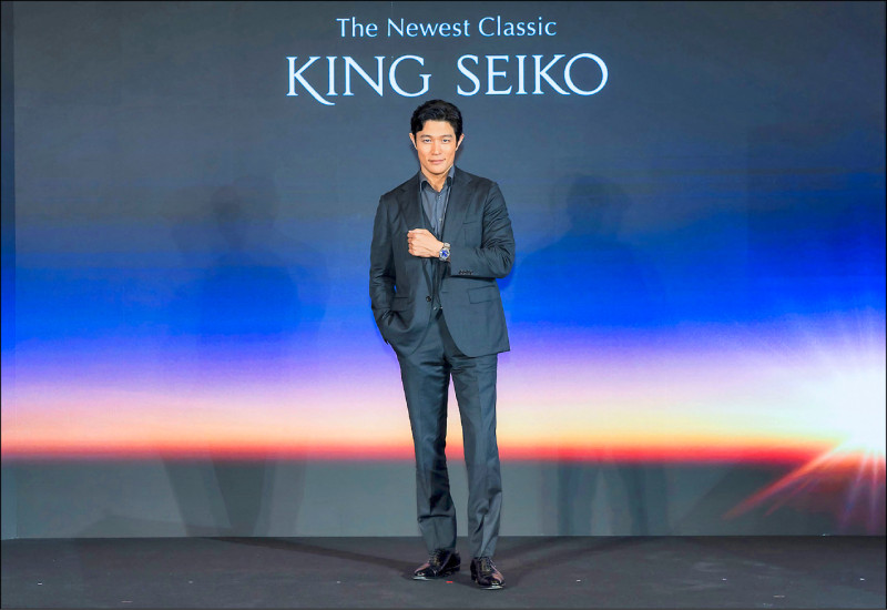 日本男星鈴木亮平出任King Seiko全球品牌大使，佩戴VANAC系列亮相。