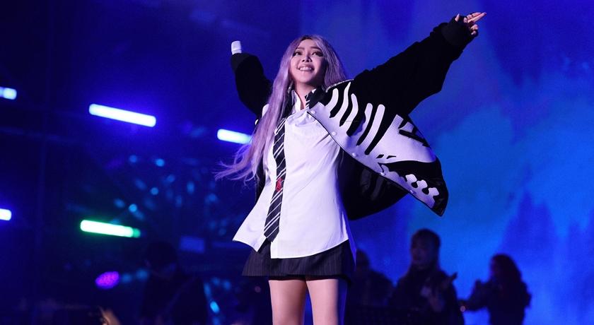 張惠妹連換多套服裝寵粉，襯衫與短裙展現搖滾個性。（台東縣政府提供）