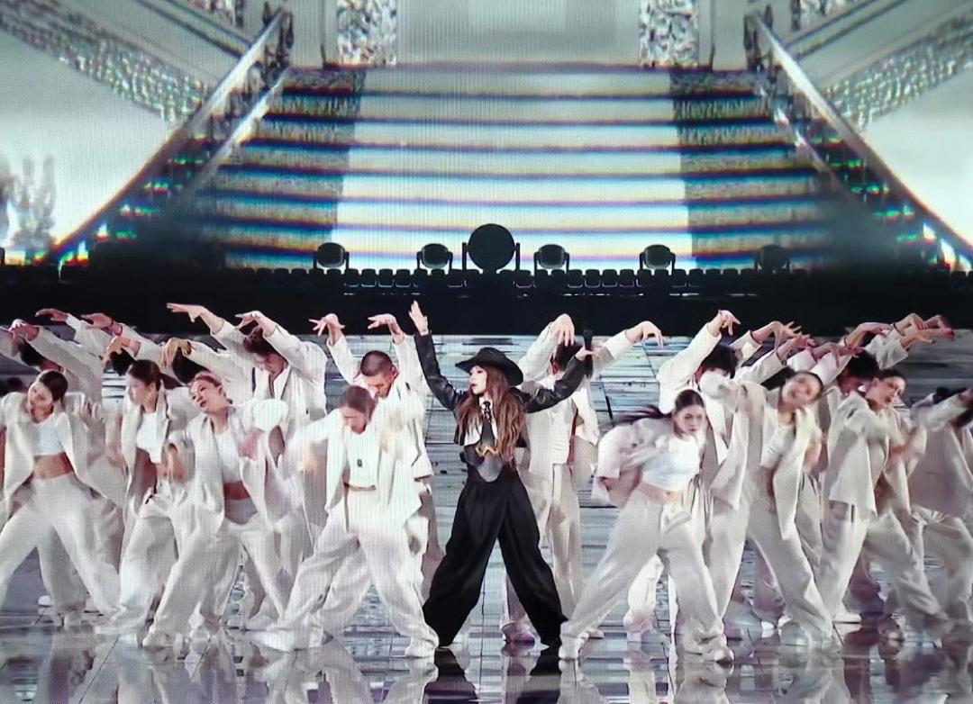 蕭亞軒暌違多年再度登上大型跨年舞台，連續12分鐘的演出讓粉絲直呼精採。（翻攝自weibo）