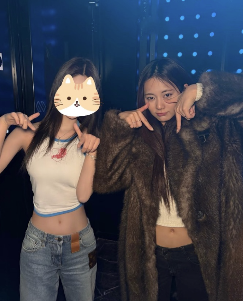 子瑜和粉絲一起搞怪，超級親民。(翻攝自Weibo)