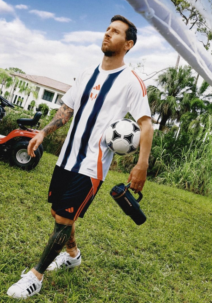 Messi x Stanley 1913聯名系列防漏吸管隨手杯1.18L，2,150元。