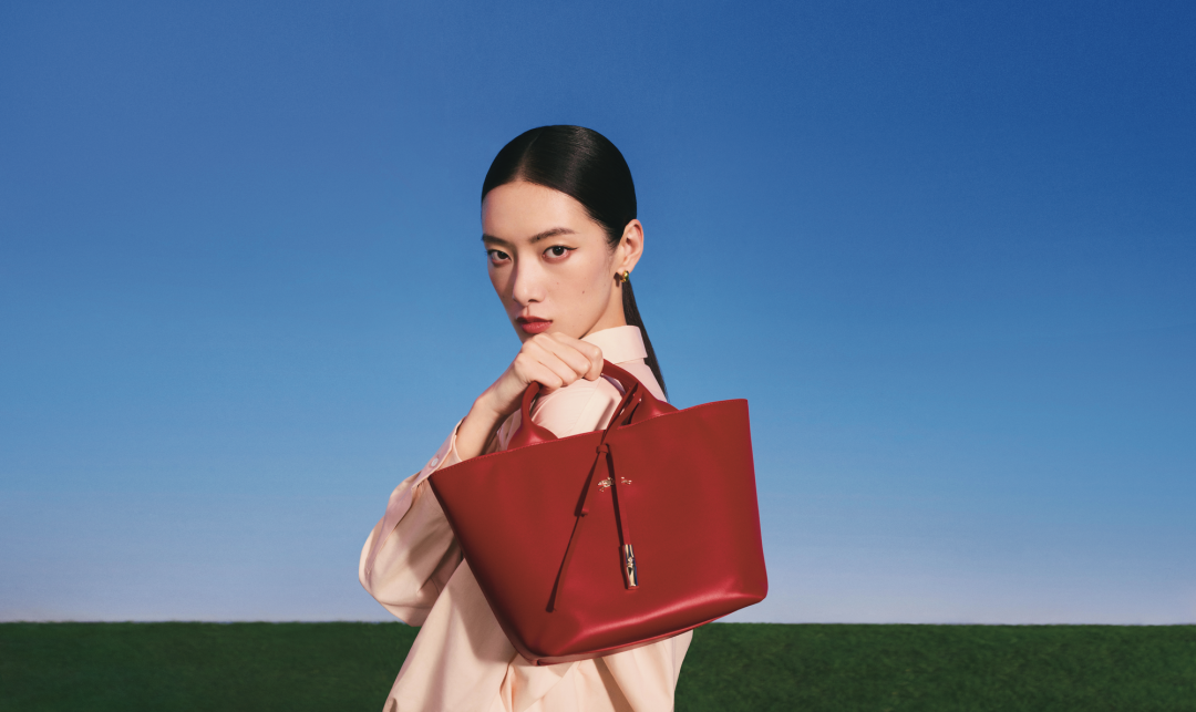 Longchamp Le Roseau系列胭脂紅色托特包，呈現農曆新年吉祥寓意。