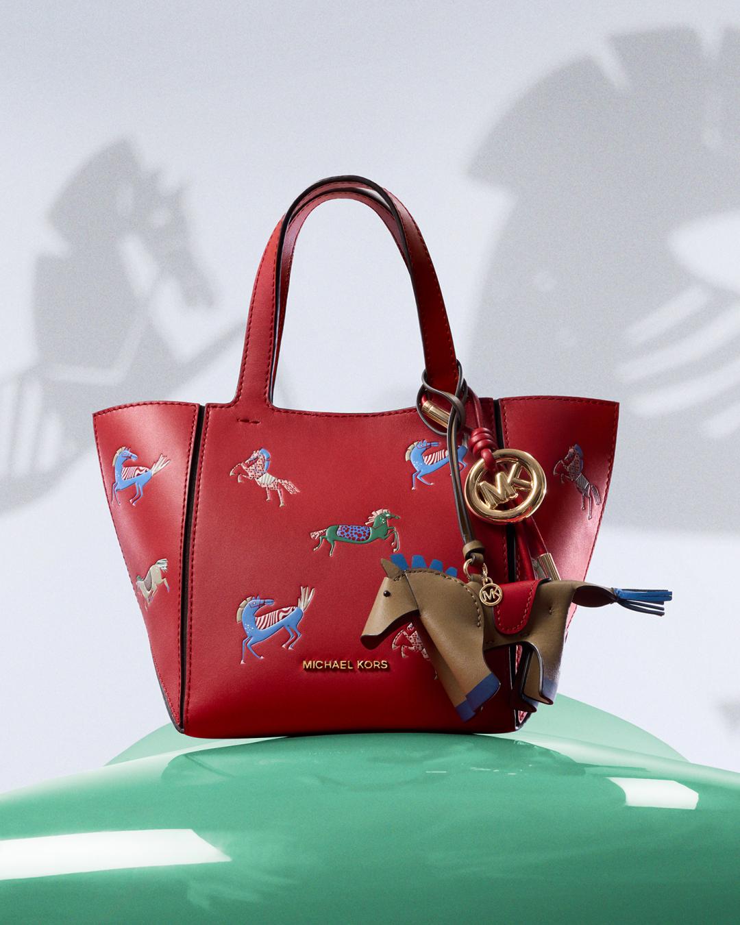 繽紛小馬圖騰呼應年節主題。Michael Kors 2026新年系列Jordi紅色肩背提包，15,000元；包款掛飾，1,700元。