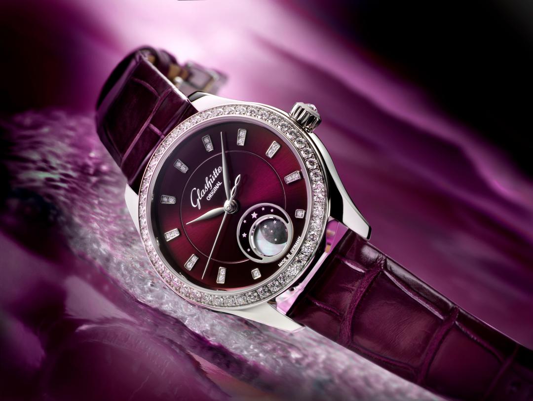 格拉蘇蒂原創小夜曲月相腕錶推出全新紫色天鵝絨款，441,000元。