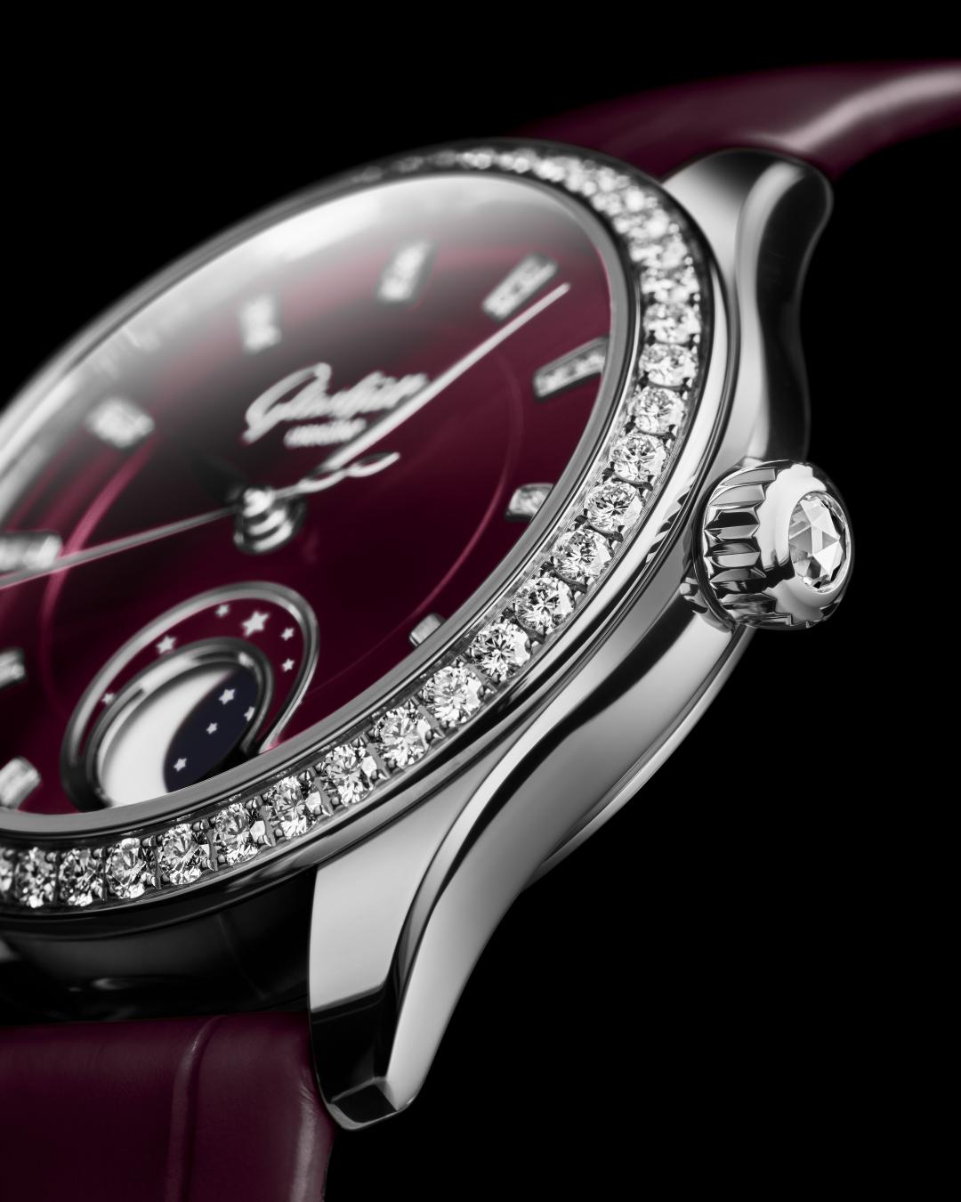 鑽石錶圈和鑽石時標相互輝映。