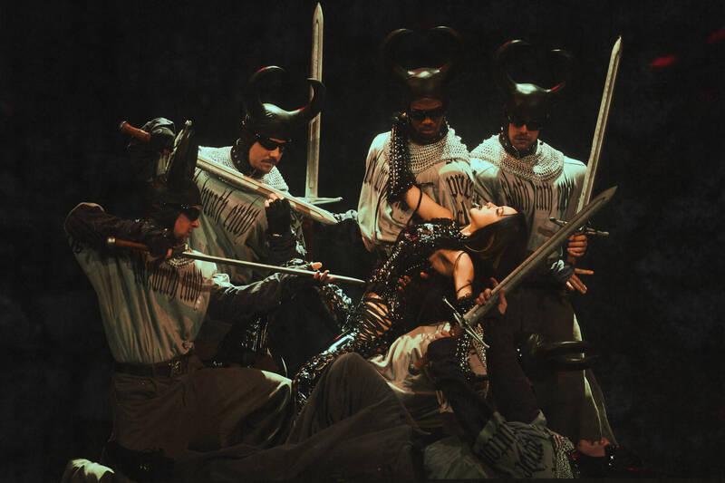 蔡依林小巨蛋最終場依舊炸裂！VALENTINO訂製「絲襪殺」為9億巡演華麗收官