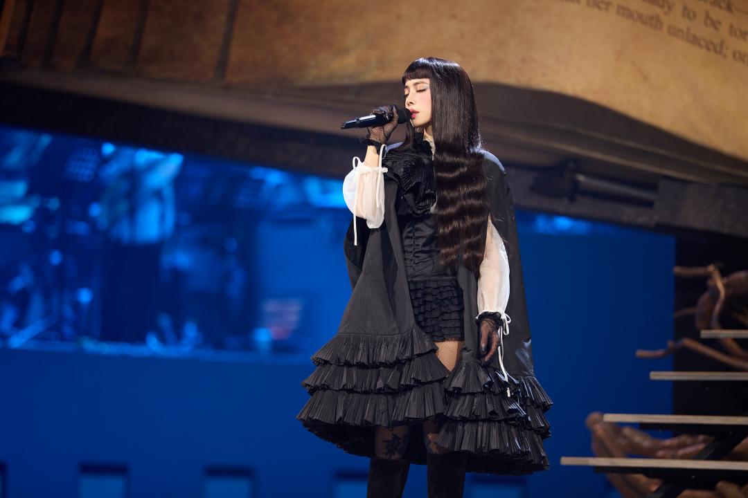 最終場終於迎來VALENTINO特別訂製款表演服，荷葉邊的下衣失蹤斗篷設計，浪漫又性感。