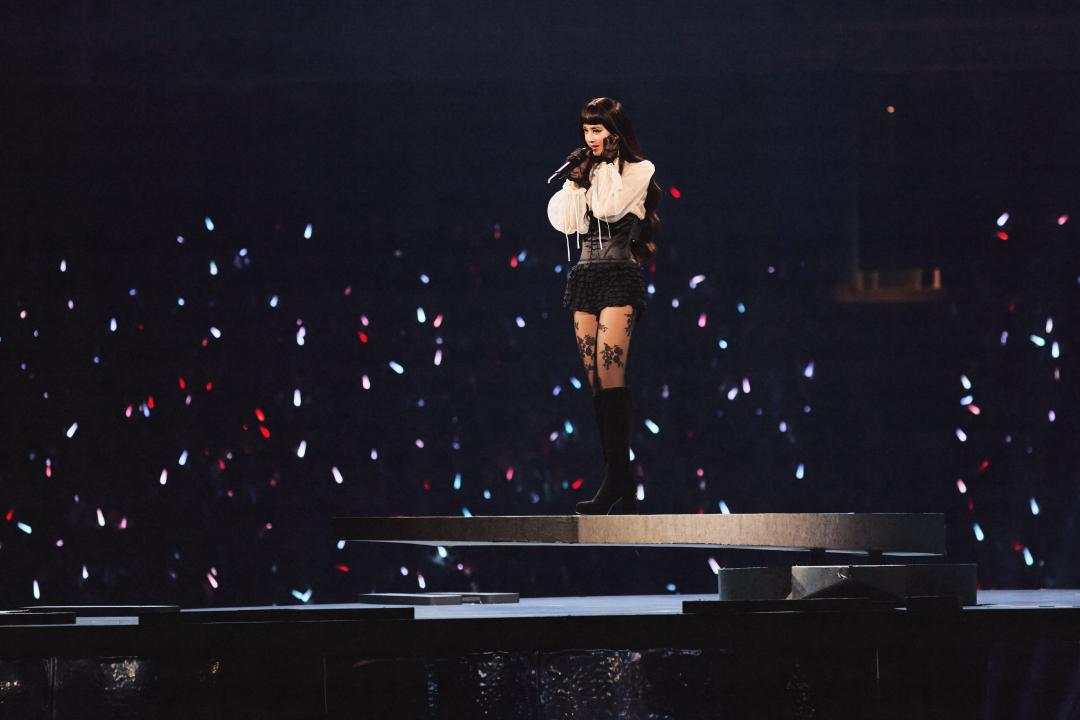 蔡依林小巨蛋最終場驚艷登場！VALENTINO訂製絲襪為9億巡演完美收官