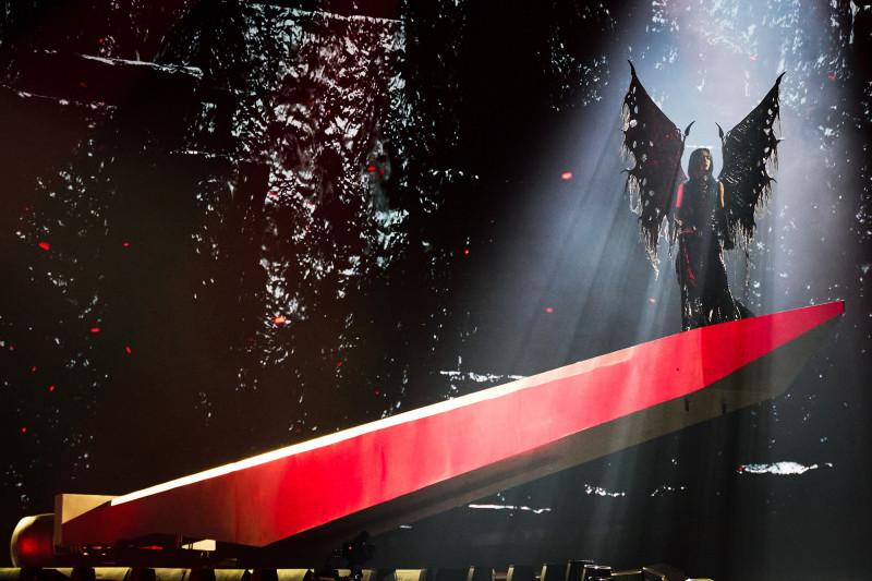 Jolin站上「禁忌之劍」登場，視覺效果相當震撼。