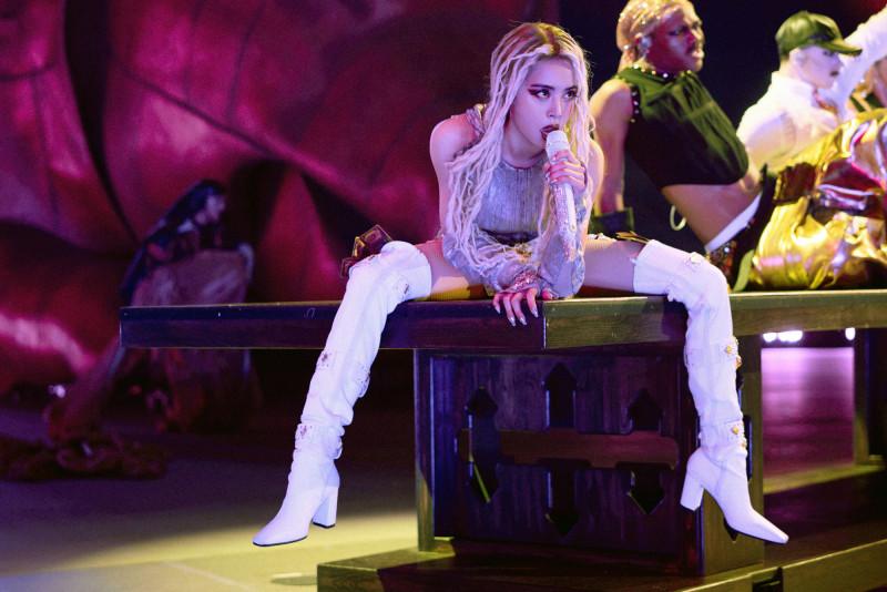 蔡依林的整套表演，無論歌聲魅力或是聲光效果都極具震撼力。