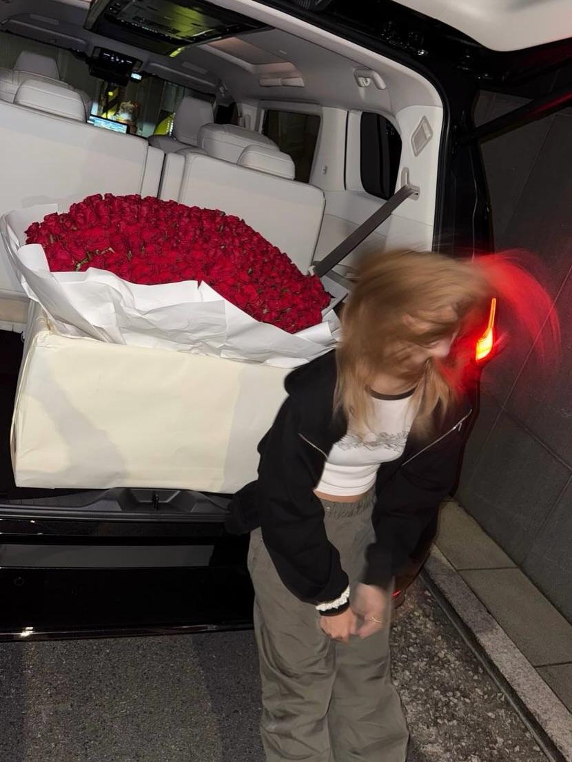 在海量美照之中，藏有一巨型紅玫瑰花束，被疑是戀愛足跡的一環。