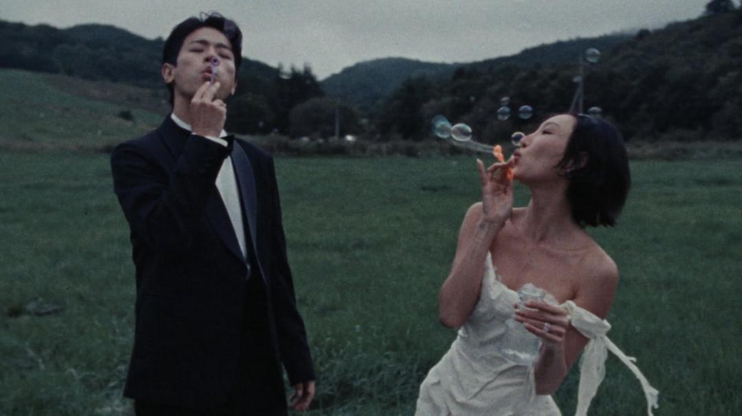 華莎新曲〈Good Goodbye〉邀男星朴正民擔任MV男主角，兩人互動化學反應極佳。