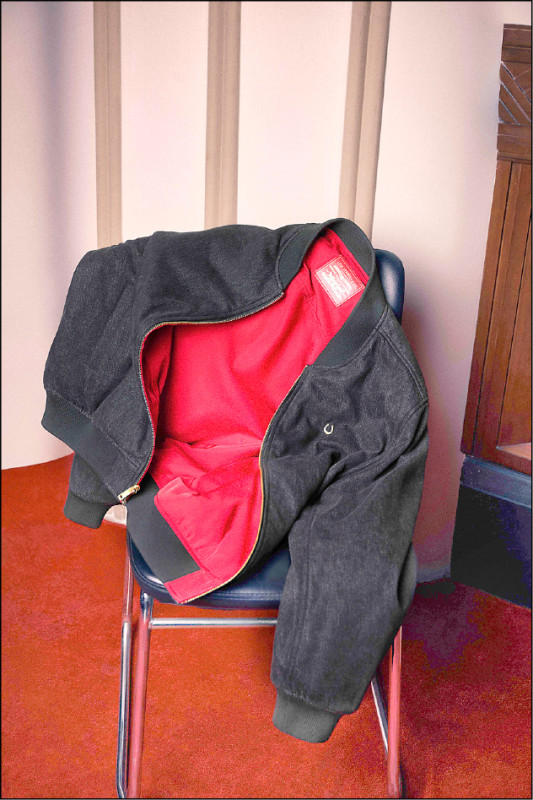 男裝雙面穿飛行夾克，黑紅兩面設計，展現截然不同的風格，4,390元。