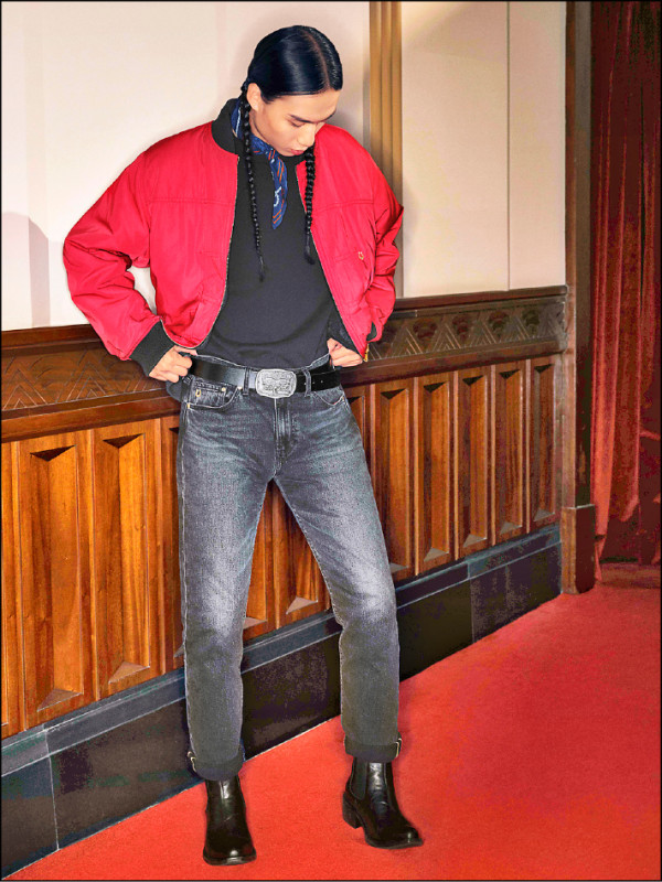 男裝雙面穿飛行夾克，黑紅兩面設計，展現截然不同的風格，4,390元。