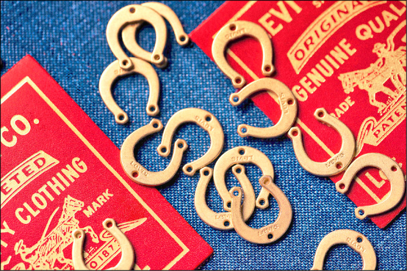 夾克外套與丹寧褲細節處點綴金色馬蹄鐵裝飾，帶有新年好運的吉祥寓意。