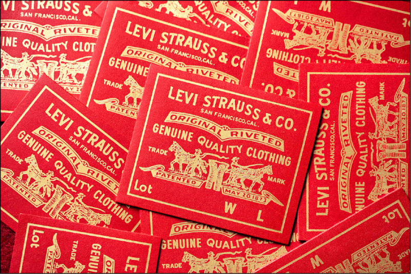 經典雙馬皮標換上節慶紅調，呼應春節系列主軸。