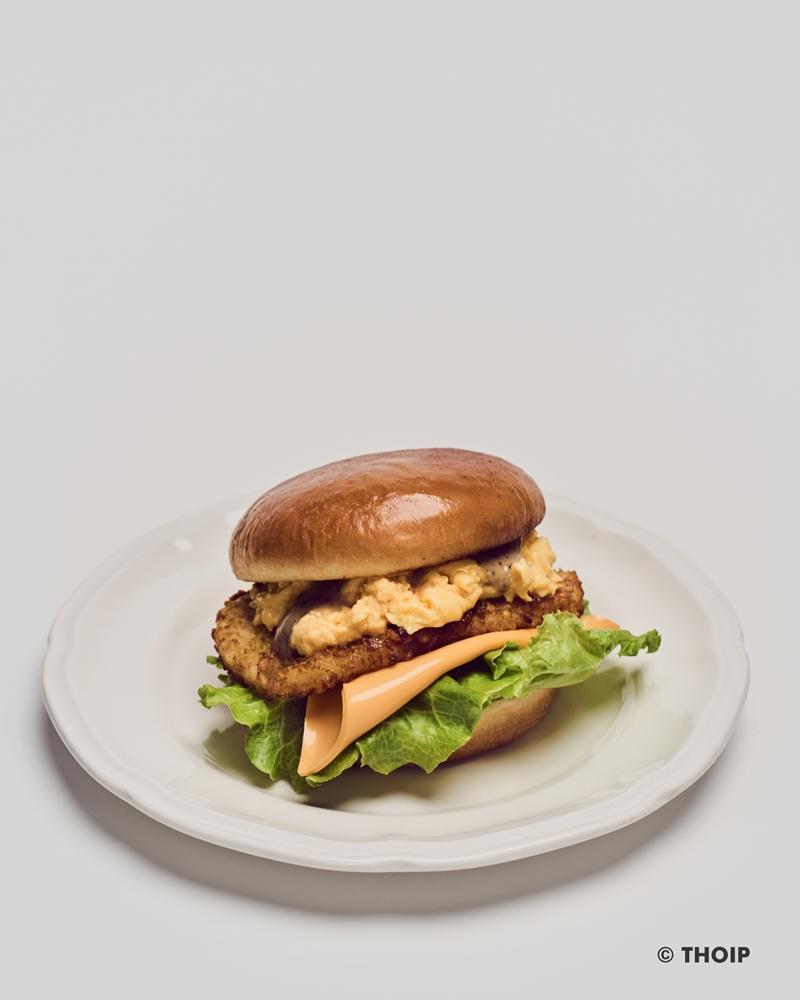 黑椒薯餅嫩蛋堡。（CAFE!N提供）