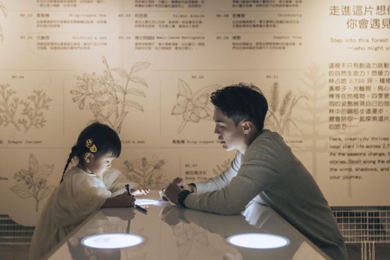 在｢筆觸森林｣中，用針筆細細描繪自然紋理，並帶走一張專屬「自然筆記」。（雄獅提供）