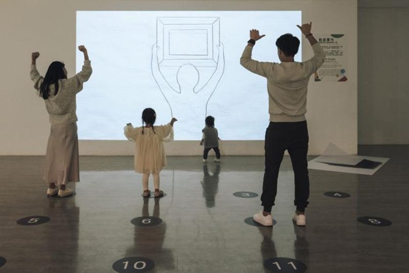 在｢舞動畫布｣中，讓身體成為作畫的一部分，使筆觸隨著節奏自由延伸，完成舞動畫作。（雄獅提供）