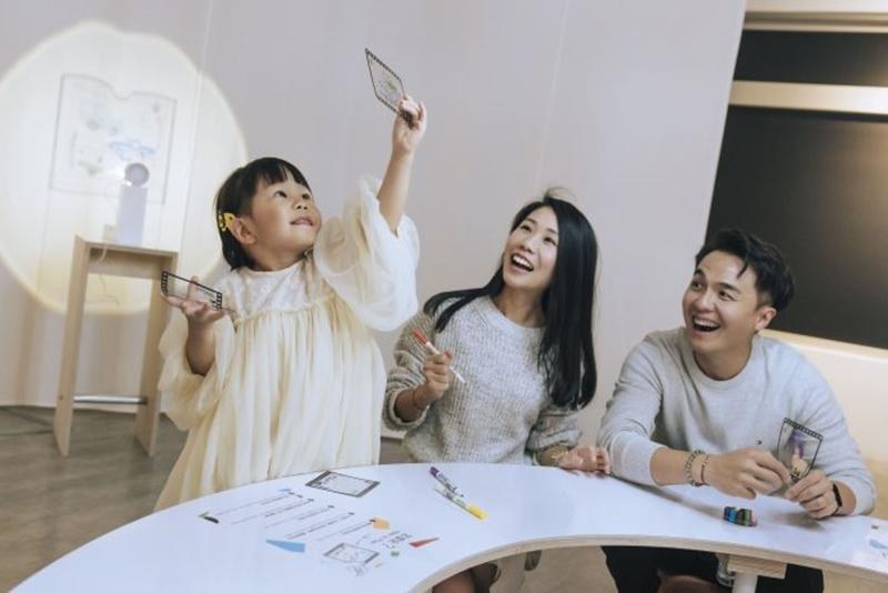 在｢繽紛餐桌｣中，用奇異筆在透明片上自由創作，並投影出自己獨一無二的作品。（雄獅提供）