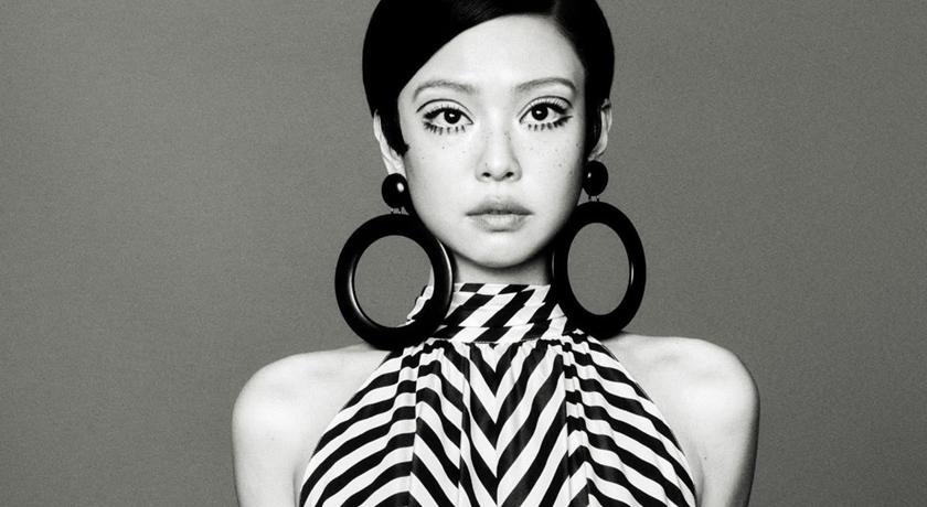 針織外套裡只剩比基尼！Jennie全新封面又玩改造纖腰、蜜腿一次曝光