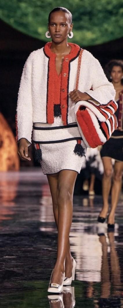 Jennie選穿的正是這個秀上造型，幾乎看不出是同一套服裝。（翻攝自instagram）