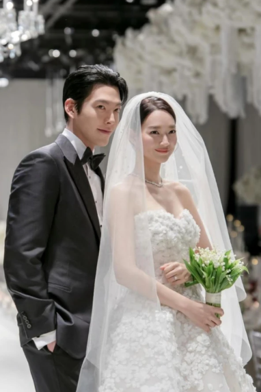 婚禮當天，申敏兒以LV珠寶搭配白紗，貴氣優雅。