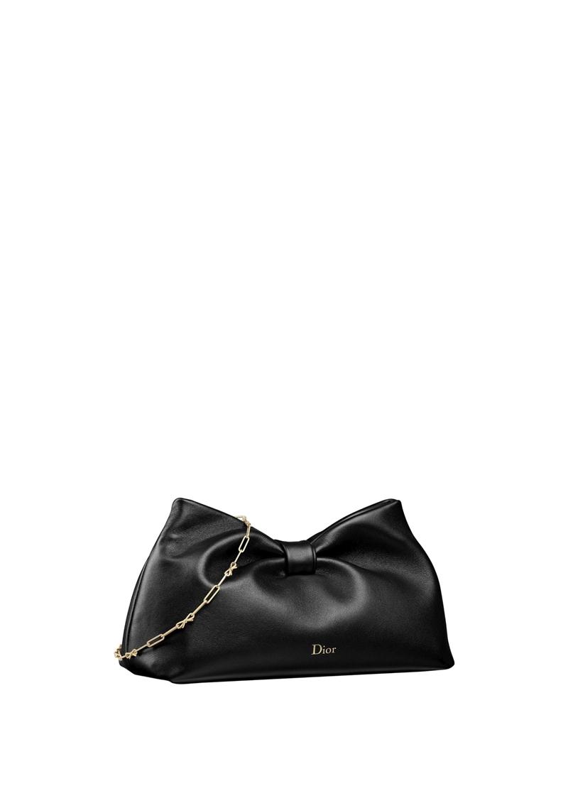 Dior Bow 黑色小羊皮中型肩背包，155,000元。（Dior提供）