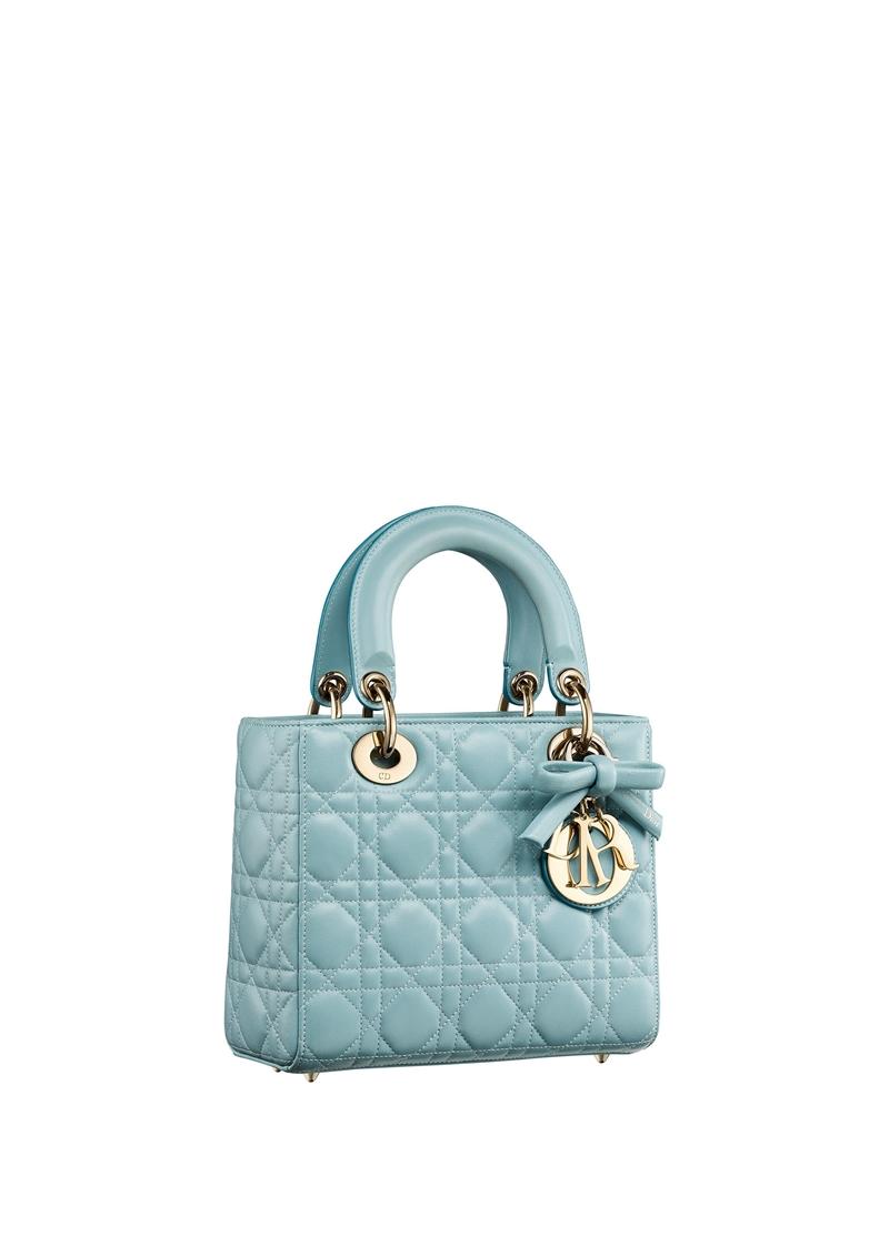 Lady Dior 碧璽藍蝴蝶結籐格紋小羊皮小型提包，215,000元。（Dior提供）