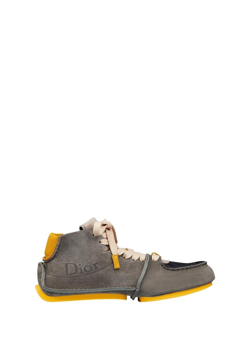 Dior Roadie 灰黃藍麂皮配籐格紋鞋底綁帶靴，37,000元。（Dior提供）