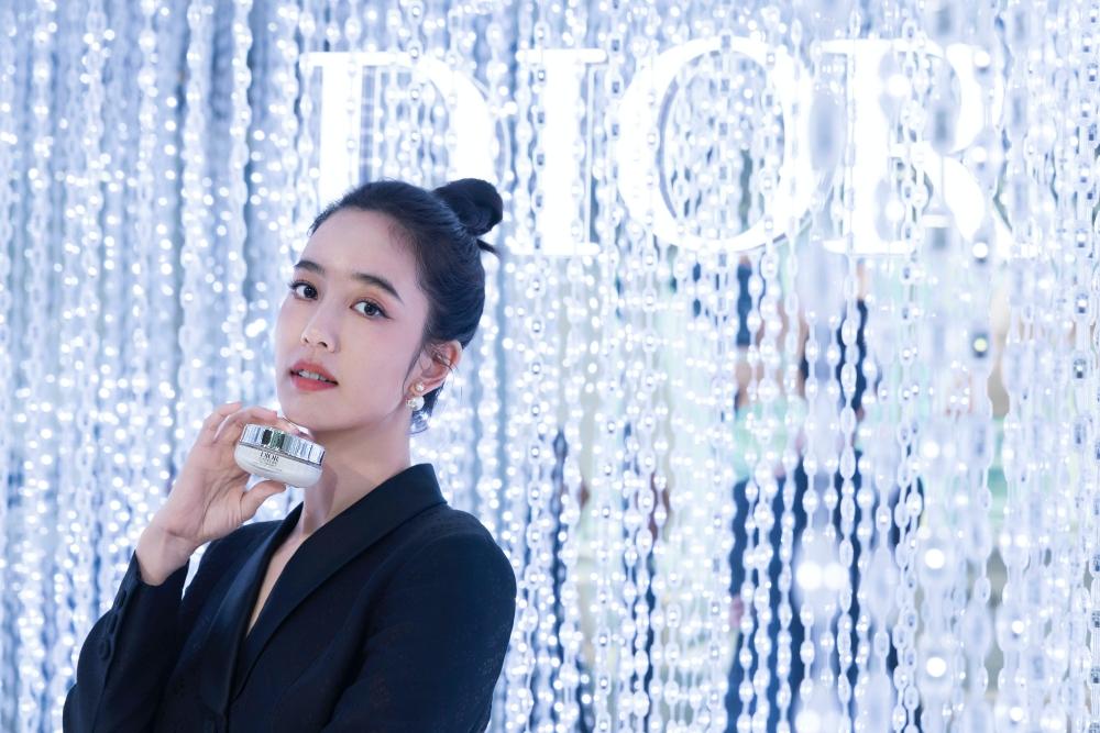 陳庭妮的新歡迪奧逆時活氧系列，讓她輕鬆「騙」過化妝師銳利的檢視。