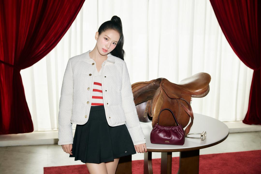 身為TOMMY HILFIGER全球品牌大使，Jisoo搶先穿上馬年限定新作，展現極具青春活力的學院風格。