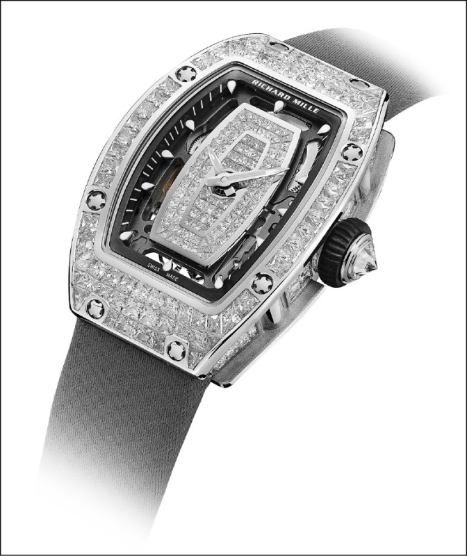 RM 07-01白金鑲梯鑽腕錶，結構方正的梯形切割鑽石，整齊排列於錶殼及錶盤，規則的堆疊創造視覺亮點。