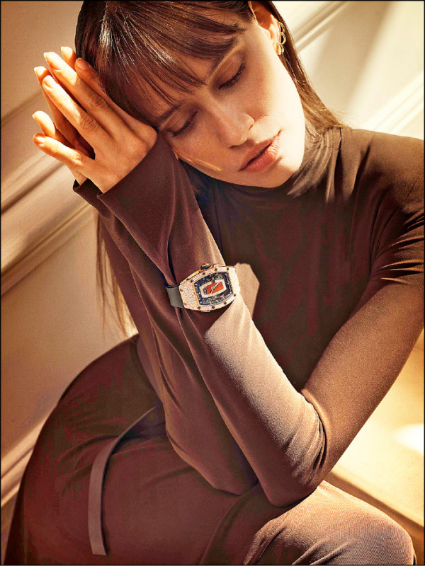 RM 037紅金雪花鑲鑽腕錶，溫暖的紅金與鑽石呈現光影的和諧流動，錶帶可更換，利用不同色系創造多變風格。