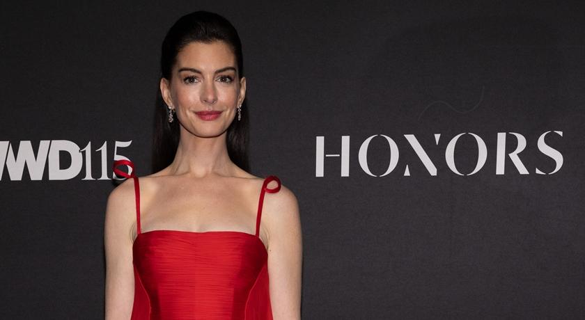 大家都想學安海瑟薇!最新時尚寫真一次戴上多個手環、戒指時髦破表 大家都想學安海瑟薇!最新時尚寫真一次戴上多個手環、戒指時髦破表