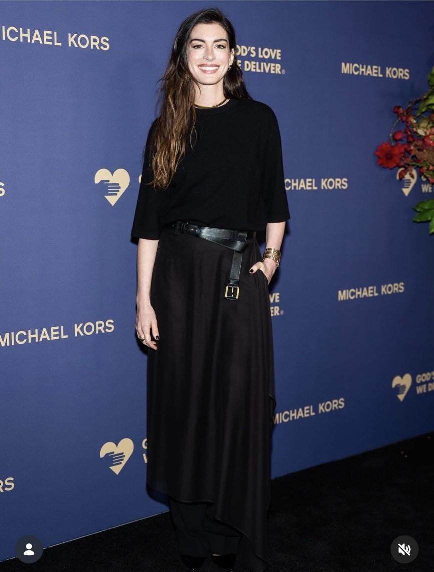 安海瑟薇近年在頒獎典禮、紅毯、時裝週等場合頻繁露面。（翻攝自instagram）