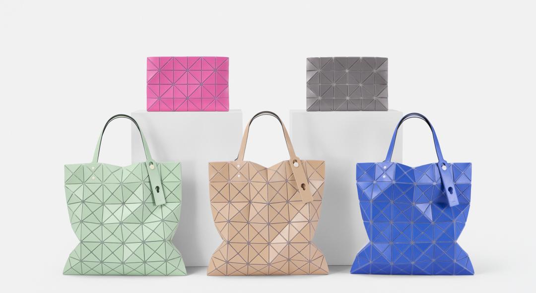 LUCENT W COLOR系列托特包，雙面為不同色系，能依照造型自由切換，售價NT$13,600元。