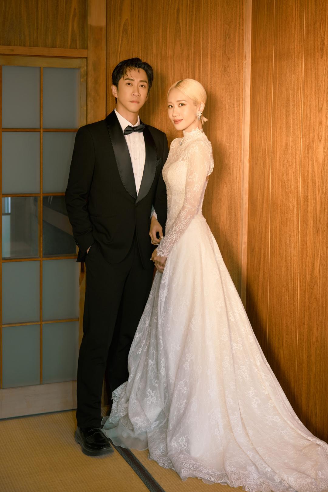 Lulu另一套長袖高領蕾絲婚紗，散發濃濃復古優雅風格。