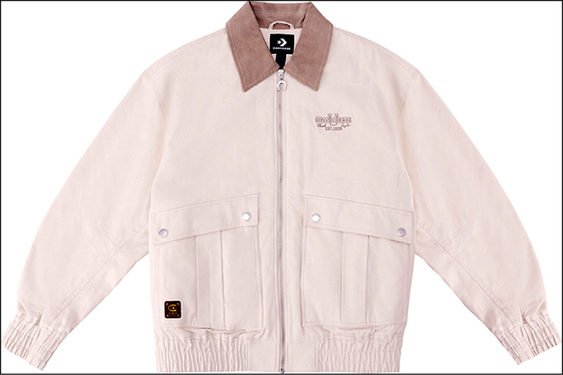 口袋夾克在領片處採用異材質拼接設計，為整體造型增添視覺層次，4,590元。