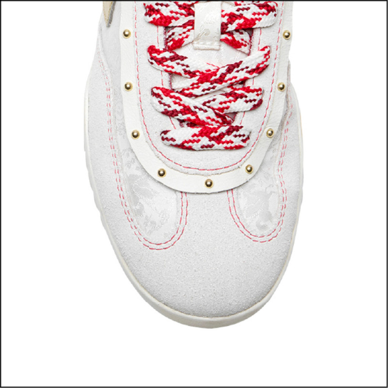 Run Star Trainer鞋舌流蘇可拆卸成為無流蘇版本，鞋面融入飛馬紋章圖樣展現巧思，3,080元。