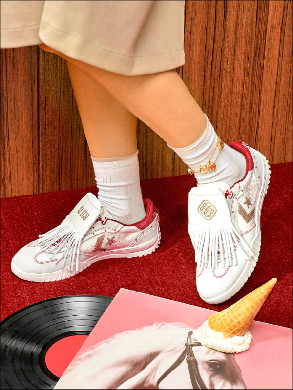 Run Star Trainer鞋舌流蘇可拆卸成為無流蘇版本，鞋面融入飛馬紋章圖樣展現巧思，3,080元。