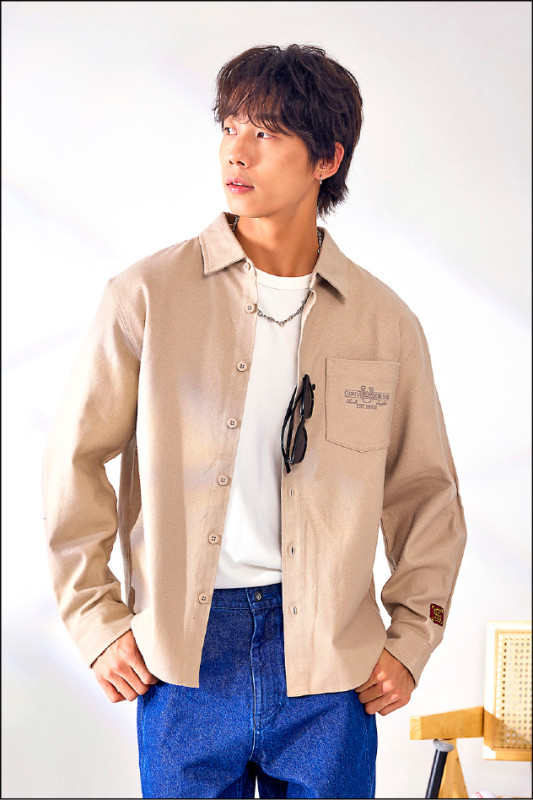 CONVERSE馬年限定系列襯衫，胸前口袋處可見節慶刺繡點綴，充滿細節感，2,490元。