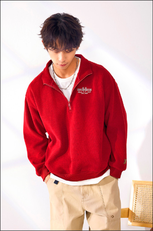 半拉鍊開襟大學運動T勾勒年輕活力，2,590元。