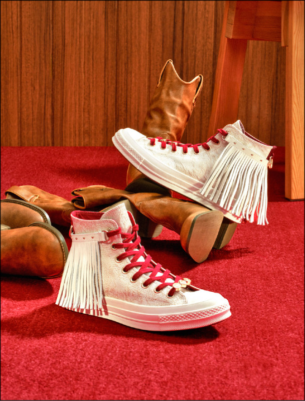 CONVERSE馬上起飛限定系列Chuck 70，鞋帶中央與鞋後跟細節處皆加入馬蹄鐵符號，象徵好運祝福，3,080元。