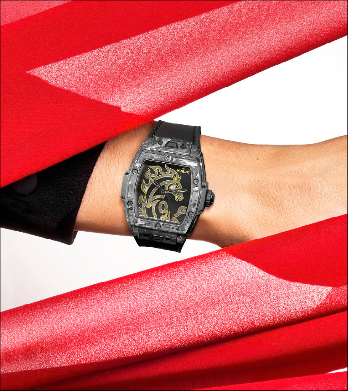 Hublot馬年限量腕錶採黑金配色設計，金邊勾勒的駿馬輪廓成為錶盤焦點，為農曆新年帶來喜氣視覺感。
